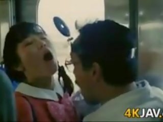 Млад дама получава пипнешком на а влак