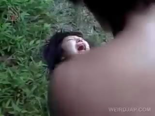 Frágil asiática damisela consiguiendo brutalmente follada al aire libre