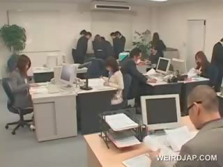 Appealing asiatiskapojke kontors cookie blir sexually teased vid arbete