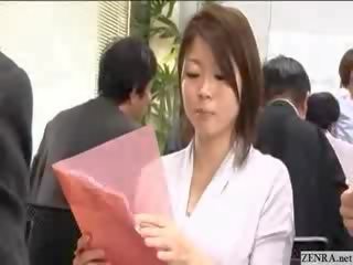 Vrouw japans employees gaan naakt bij werk