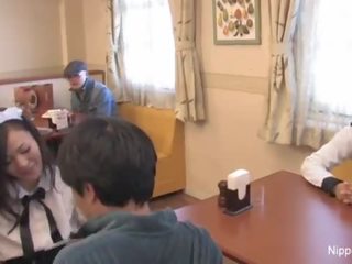 Bewitching aasialaiset tarjoilija antaa kaksinkertainen suihinotto