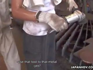 Giapponese fabbrica amante prende scopata con gioia