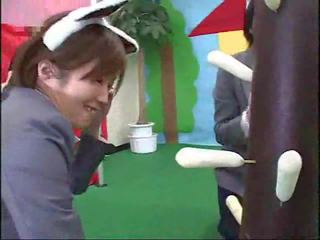 Japonesa contestants participate em um louca gameshow filme