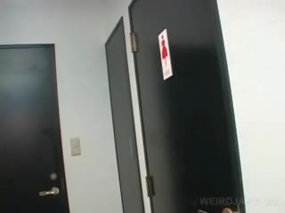 Asiatico giovanissima divinity filmati twat mentre fare pipì in un toilette