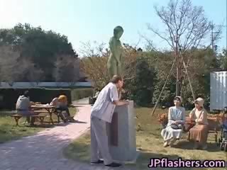 Gila jepang bronze statue moves