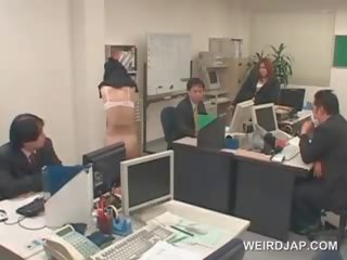 Marvellous aziatisch kantoor schatje seksueel tortured bij werk