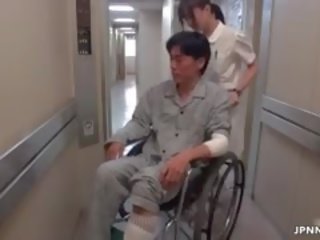 Enticing aziatisch verpleegster gaat gek