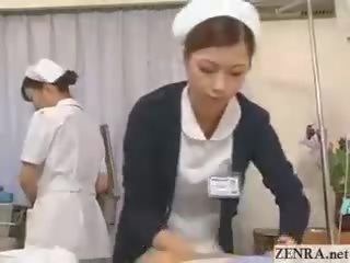 Jepang perawat practices dia memainkan kontol dengan tangan teknik