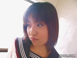 Teenaged японська студентка дає її перший cocksuck